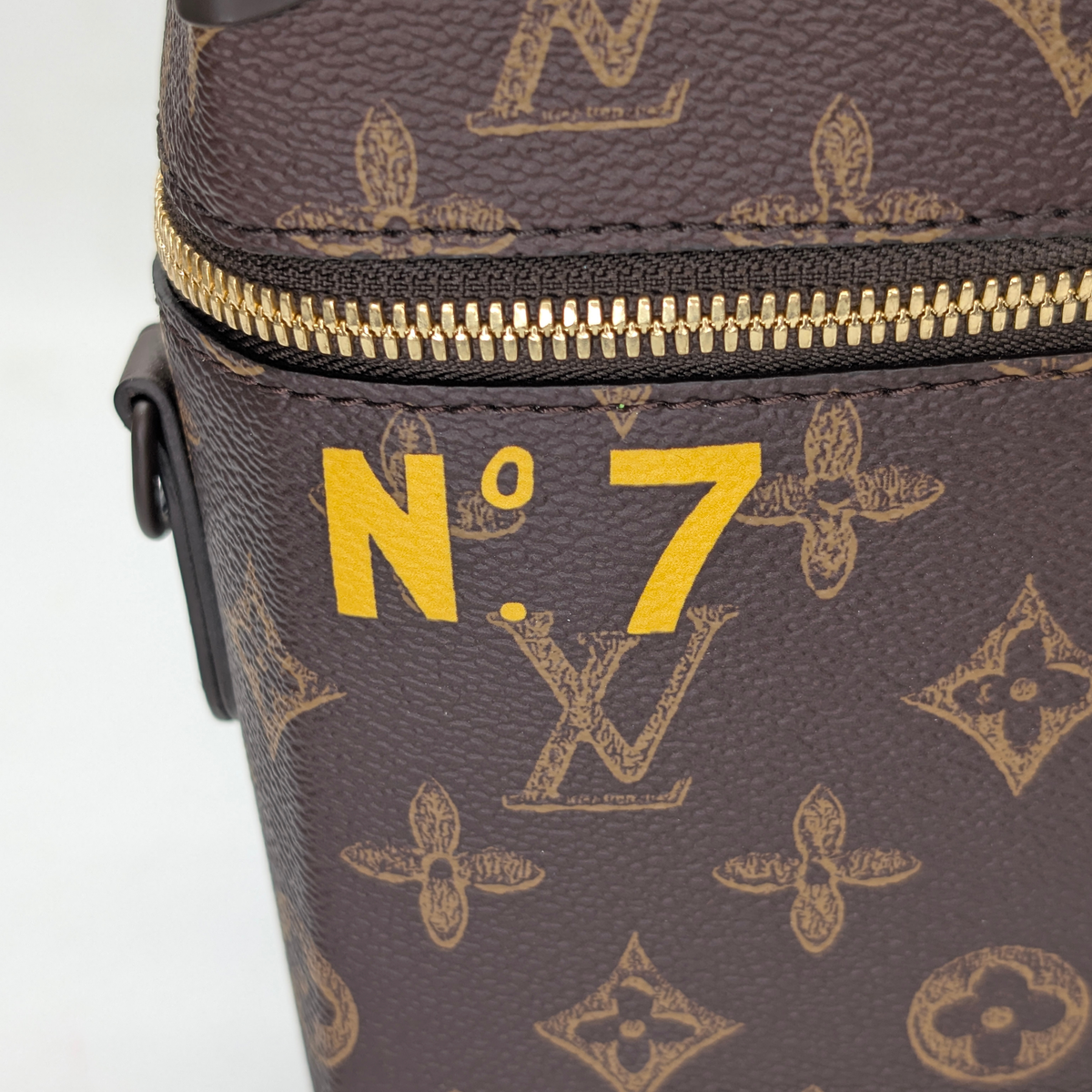 حقيبة لويس فيتون مونوجرام رقم 7 صندوق ترانك فيرتيكال فيرجيل أبلوه