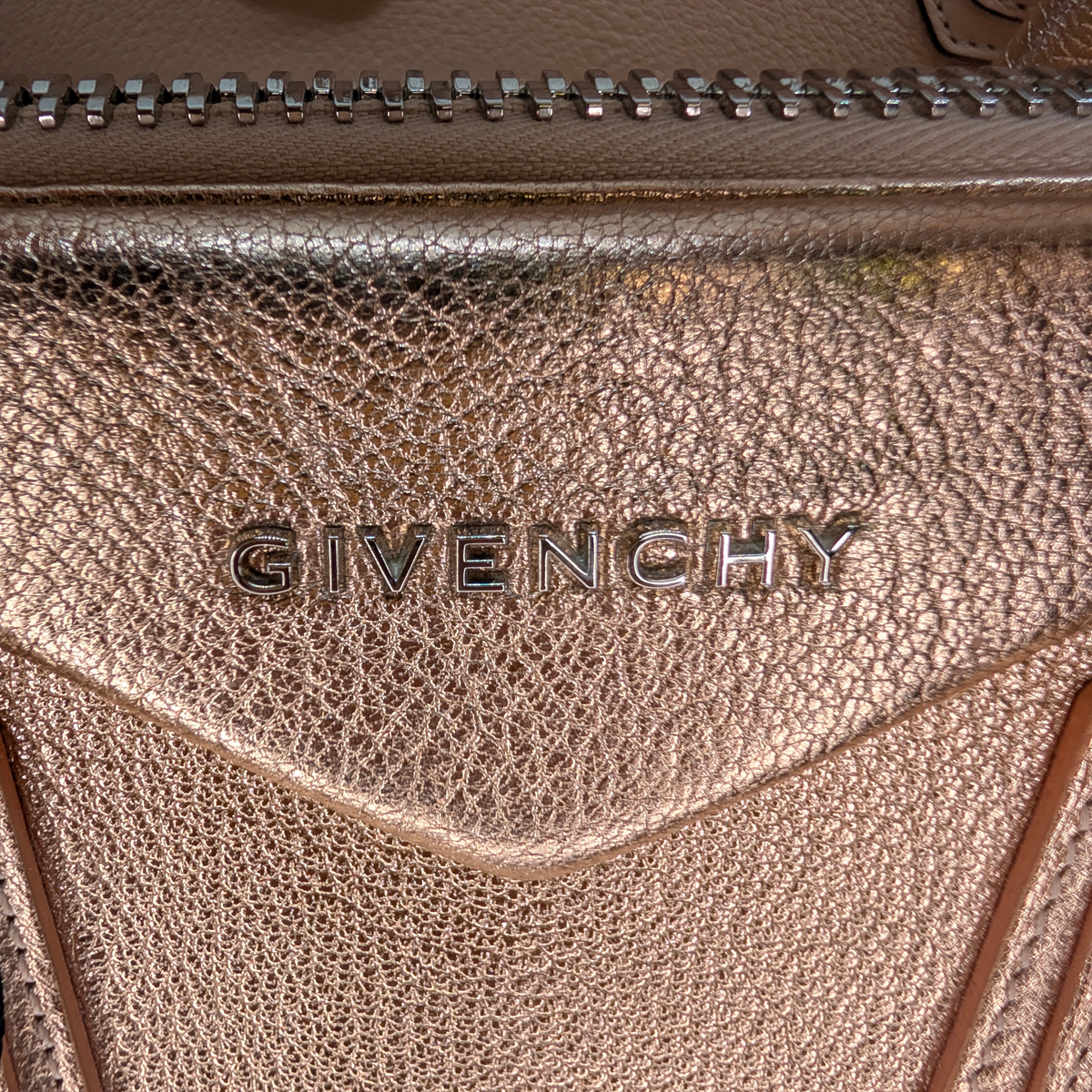حقيبة Givenchy Antigona الصغيرة من جلد الماعز السكري باللون الوردي الميتاليك