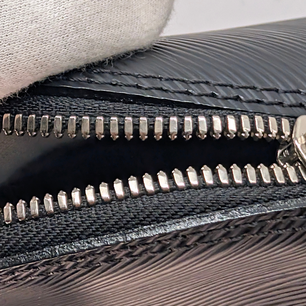 Louis Vuitton Alma MM Handbag Epi Leather Black