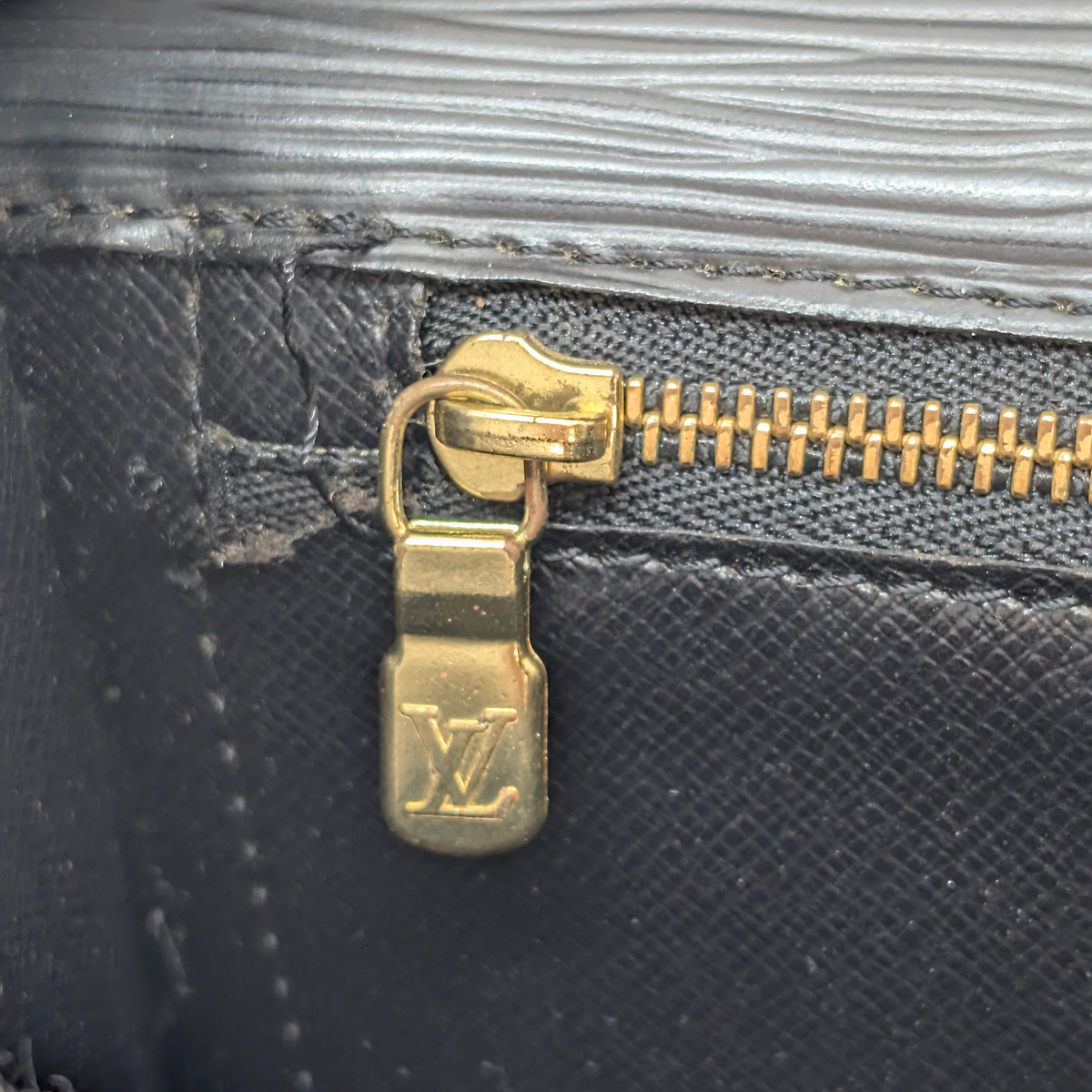 حقيبة لويس فيتون مونسو 28 إيبي سوداء