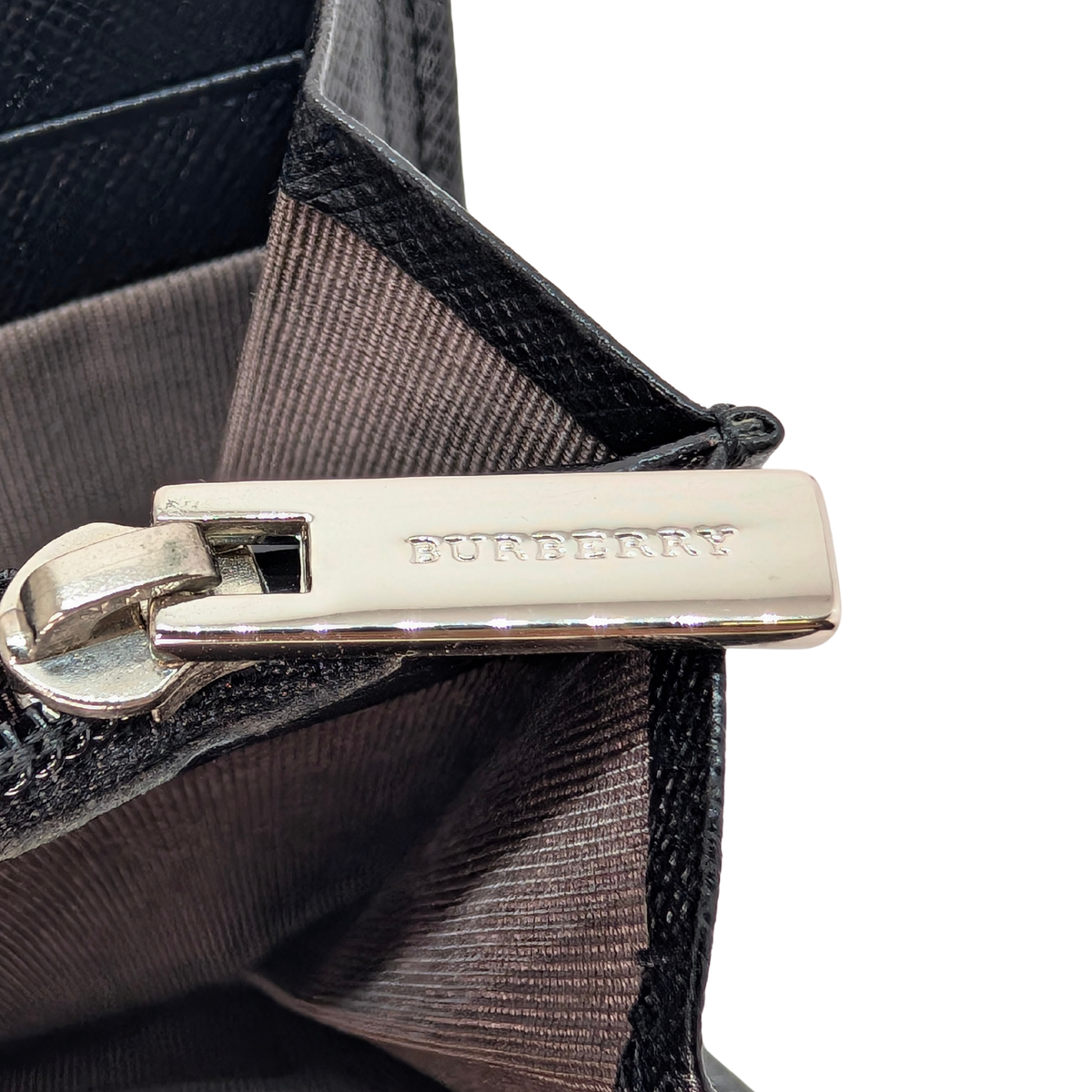 Burberry محفظة طويلة جلد أسود