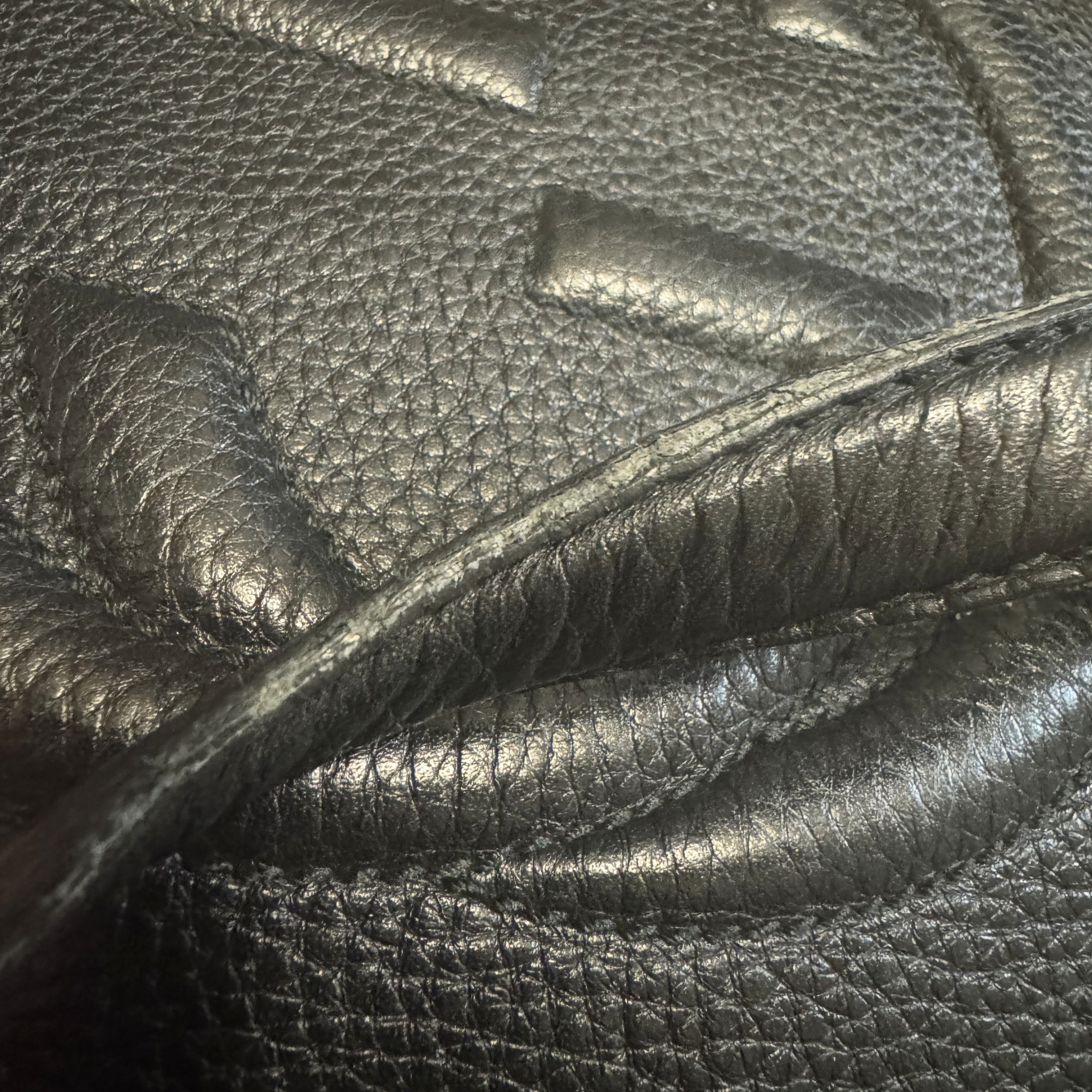 حقيبة غوتشي سوهو جلد محبب GG بشراشيب لون أسود