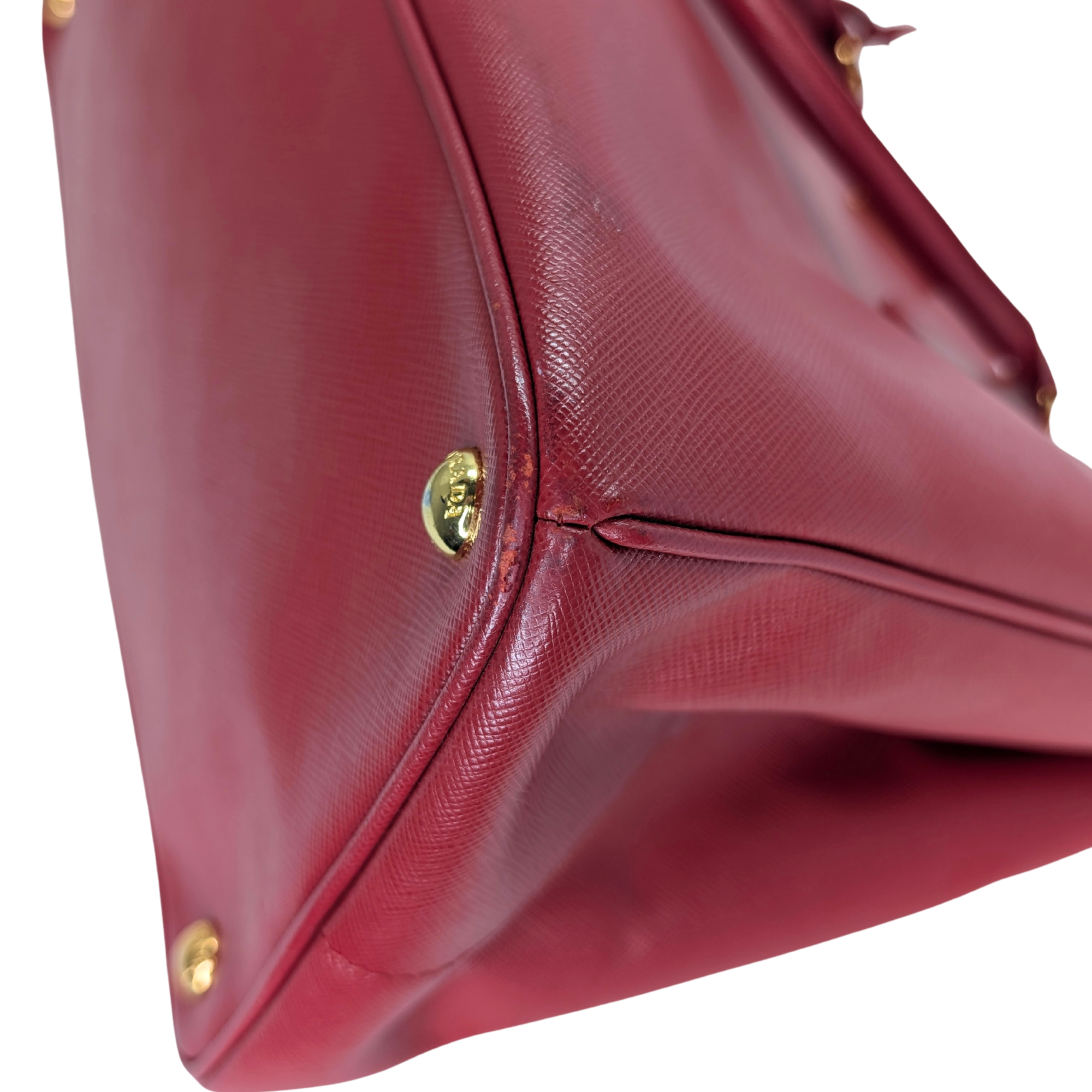 حقيبة برادا لاكس المفتوحة توت جلد سافيانو باللون الأحمر